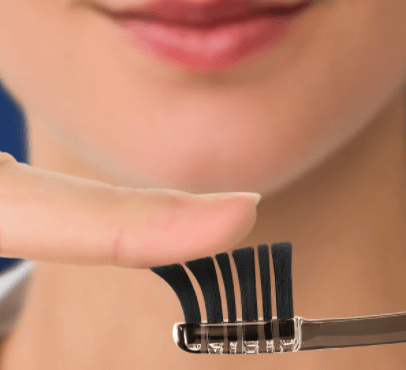 Pack-Escova-Dental-Extramacia-Whitening-Therapy-OralB-Cartela-com-2-Unidades