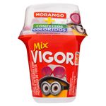 Iogurte-Integral-Morango-com-Confeito-Meu-Malvado-Favorito-3-Vigor-Mix-Copo-165g